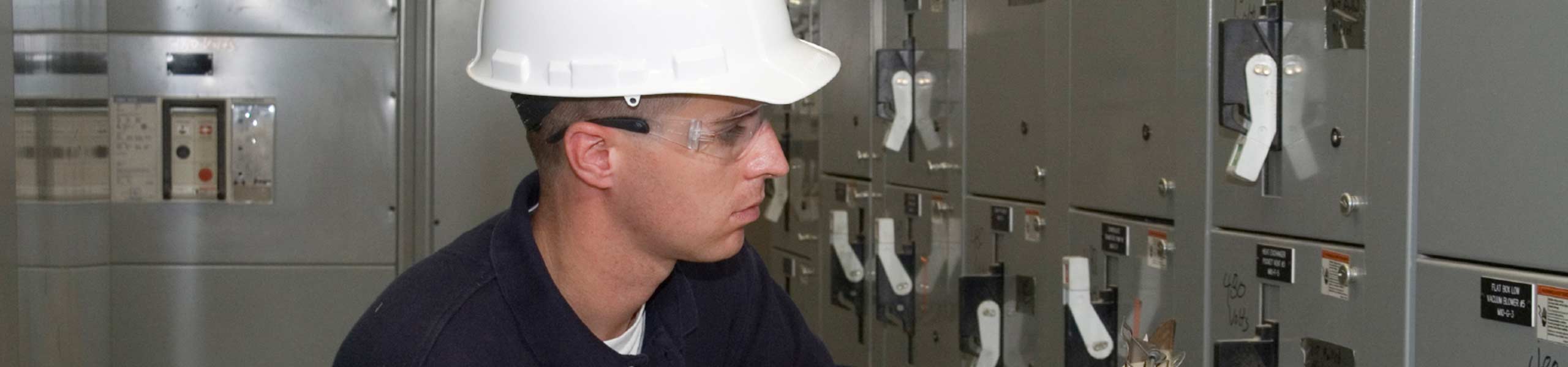 An?employee?checking?on?the?electrical?machine?and?writing?down?what?he?notices, energy management, power management, field service