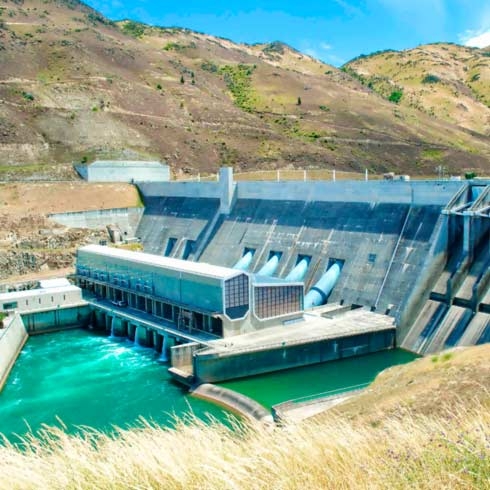 水力發電廠與草地和丘陵、水管理、能源效率相結合。