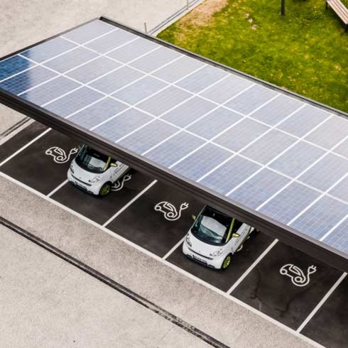 在太陽能車輛端口充電的電動汽車。