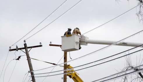 電工努力恢復電力、電力分配。